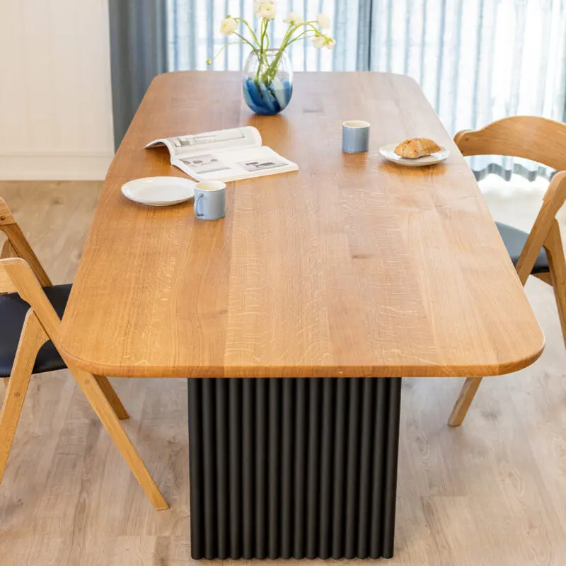 Spisebord i egetræ med stålstel